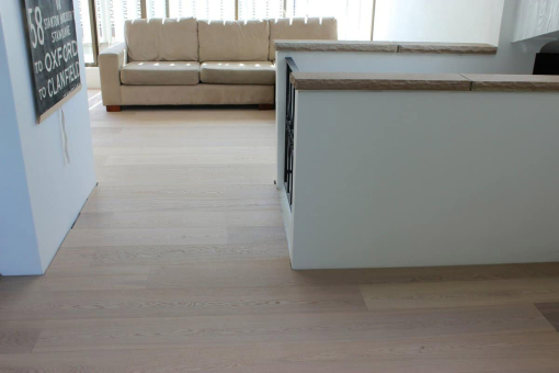 parquet rovere sbiancato maxiplancia con piccoli nodi maxiplancia 09