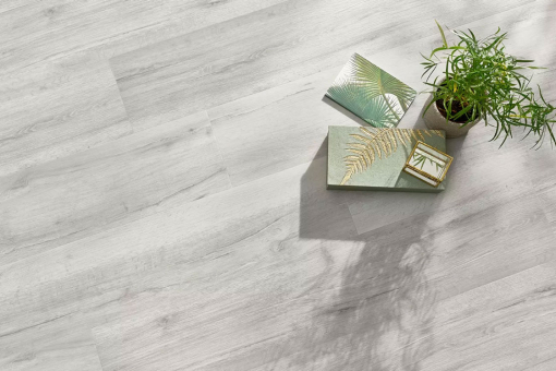 parquet spc maxiplancia grigio chiaro con tappetino acustico integrato 01
